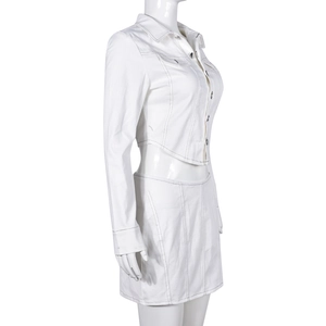 Dettaglio del completo bianco a due pezzi con cuciture a contrasto su giacca e gonna