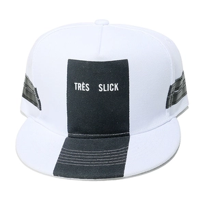 Flat brim baseball cap in black and white with TRÈS SLICK text embroidery for street style