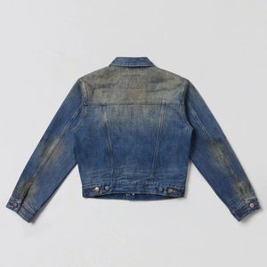 Dettaglio del retro della giacca di jeans lavata vintage con fibbie di metallo