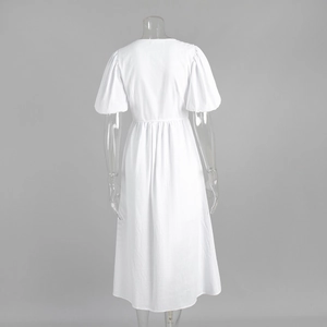 Detailansicht weißes Baumwoll-Midikleid mit Puffärmeln und hoher Taille auf der Rückseite