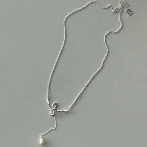 Elegant sterling silver bow knot necklace featuring a natural freshwater pearl pendant
