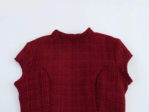 Gros plan sur robe en tweed rouge vin montrant la texture tissée et l'encolure