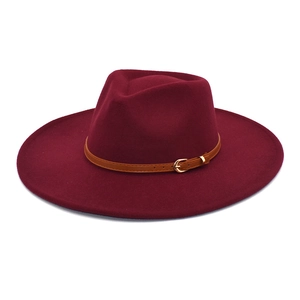 Dettaglio cappello fedora in lana bordeaux con cinturino in finta pelle e fibbia dorata