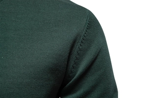 Détail de la couture d'épaule et maille fine en coton sur ce pull homme vert foncé