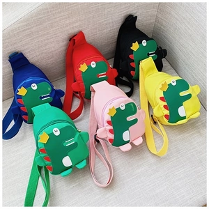 Vista de detalle de bolsos cruzados de dinosaurio para niños en seis colores diferentes