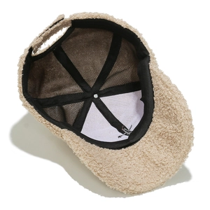 Dettaglio del rivestimento interno e delle cuciture di un cappello in lana beige