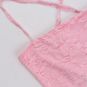 Detail der rosa Blumen-Spitzentextur und Rosenstickerei auf einem Y2K-Camisole-Oberteil