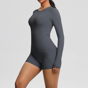 Détail d'un ensemble de yoga gris foncé à manches longues et short sur un modèle