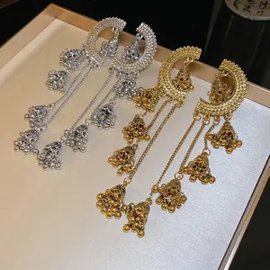 Boucles d'oreilles bohèmes à longs glands en or et argent avec détails en métal gaufré