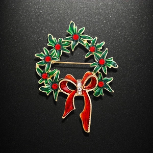 Broche couronne de Noël exquise avec feuilles en émail vert et baies en strass rouges