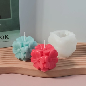Molde de silicona para velas 3D con flores azules y rosas sobre base de madera