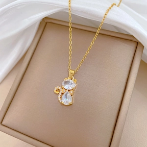 Élégant collier en titane doré avec pendentif chat en zircon brillant sur soie blanche