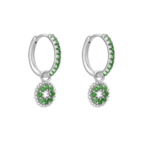 Vue détaillée des boucles d'oreilles en argent serties de zircons verts étincelants