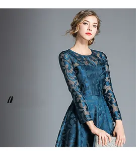 Gros plan détaillé sur le tissu en dentelle florale bleu sarcelle et la couture