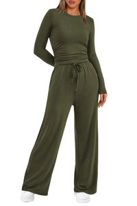 Dettaglio completo set in maglia verde oliva scuro con maglia manica lunga e pantaloni larghi