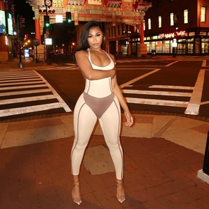 Body sans manches dos nu avec découpes beige et marron et détails de surpiqûres