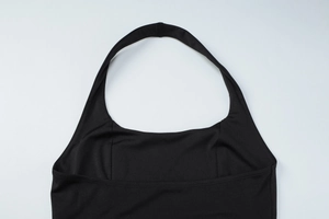 Détail de l'encolure licou sur un débardeur noir court et ajusté avec dos nu