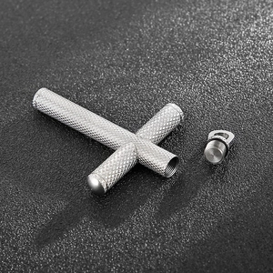 Collier croix en acier inoxydable argenté avec texture moletée et capuchon étanche
