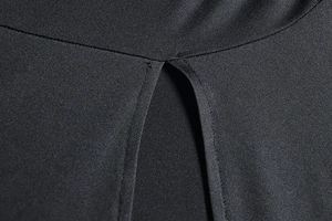 Gros plan détaillé de la texture du tissu noir et de la fente sur la robe élégante