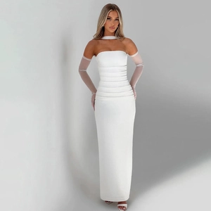 Détail d'une robe bustier blanche moulante avec fronces et manches en maille