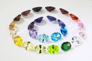 Vue macro de pierres précieuses en zircone cubique facettées ovales et rondes multicolores
