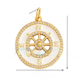 Vue détaillée du pendentif boussole nautique de 24mm avec émail blanc et zircons