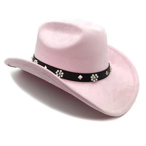 Détail du chapeau de cow-boy en daim rose avec ceinture de perles et rivets métal