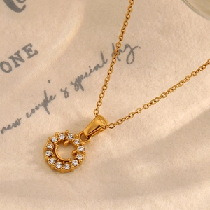 Collier en acier inoxydable plaqué or 18 carats avec pendentif ajouré en forme de G et zircon