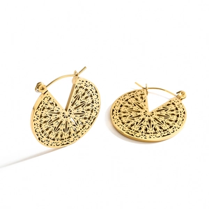 Macro di orecchini a cerchio in acciaio al titanio dorato stile boho con motivi circolari