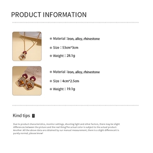 Détails de l'ensemble collier géométrique et boucles d'oreilles en émail violet et strass