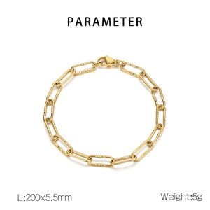 Détail du collier chaîne trombone en acier inoxydable doré avec un fermoir mousqueton