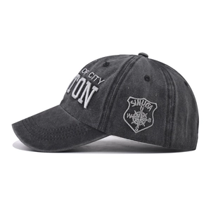 Détail d'une casquette délavée vintage avec écusson latéral et grande broderie