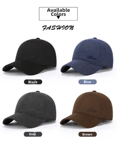 Details winterlicher Baseballkappen in Schwarz, Blau, Grau und Braun mit Stickerei