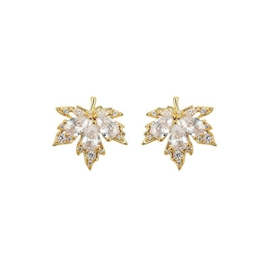 Boucles d'oreilles feuille d'érable dorées avec cristaux de zircon sur fond blanc pur