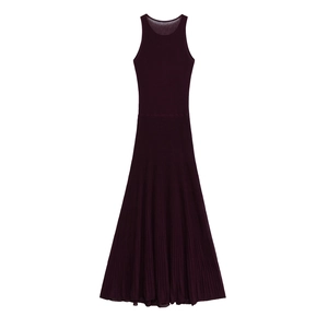 Robe longue sans manches en maille côtelée violet foncé avec col rond et coupe ajustée