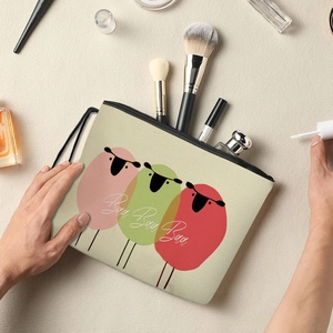 Trousse à maquillage en toile crème avec motif moutons colorés et fermeture éclair noire