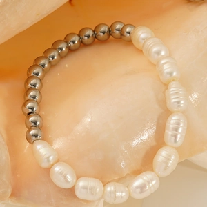 Bracelet de perles d'eau douce naturelles et billes en acier inoxydable dans un coquillage