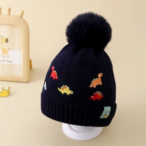 Détails du bonnet en tricot bleu marine pour enfant avec broderie dinosaure et pompon