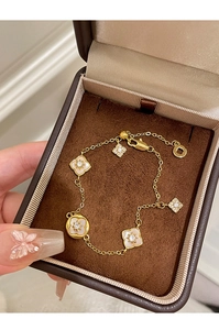 Dettaglio del bracciale a quadrifoglio placcato oro 18K con madreperla e piccoli diamanti