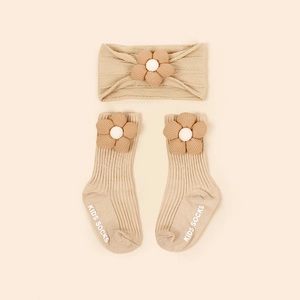 Ensemble chaussettes et bandeau bébé en maille jacquard beige avec fleurs 3D