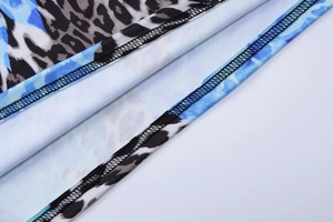 Détail du tissu à imprimé léopard bleu et noir avec une couture de bordure noire soignée