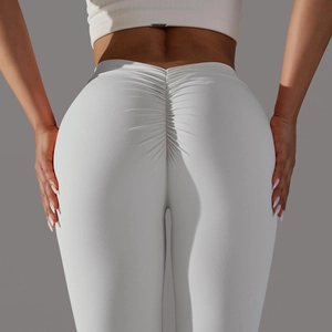 Détail de la couture froncée sur le legging de yoga gris clair à taille haute