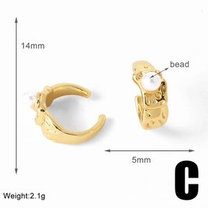 Detailed size specifications of the gold pearl ear cuff showing 14mm height and 5mm width