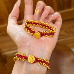 Handgewebtes rotes Seilarmband mit vergoldeten Perlen und graviertem runden Talisman