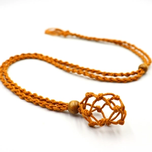 Detaillierter handgefertigter orange-brauner Steinhalter mit Holzperlen