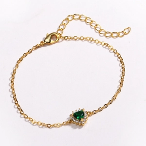 Détail du bracelet en zircon vert émeraude en forme de cœur avec plaqué or et fermoir