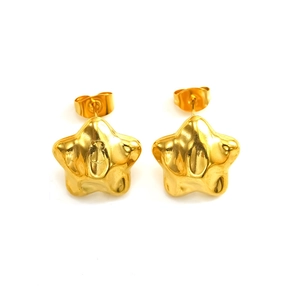 Boucles d'oreilles étoiles en acier inoxydable doré 18 carats sur fond blanc