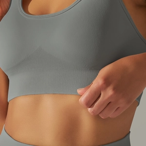 Détail du tissu en maille côtelée grise et de l'ourlet élastique du soutien-gorge de yoga