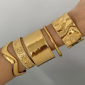 Fünfteiliges Set goldener Armreifen aus Edelstahl mit gehämmerten und minimalistischen Designs