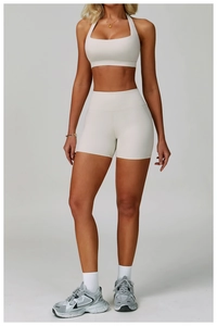 Détail du short de yoga taille haute ivoire et du soutien-gorge de sport respirant